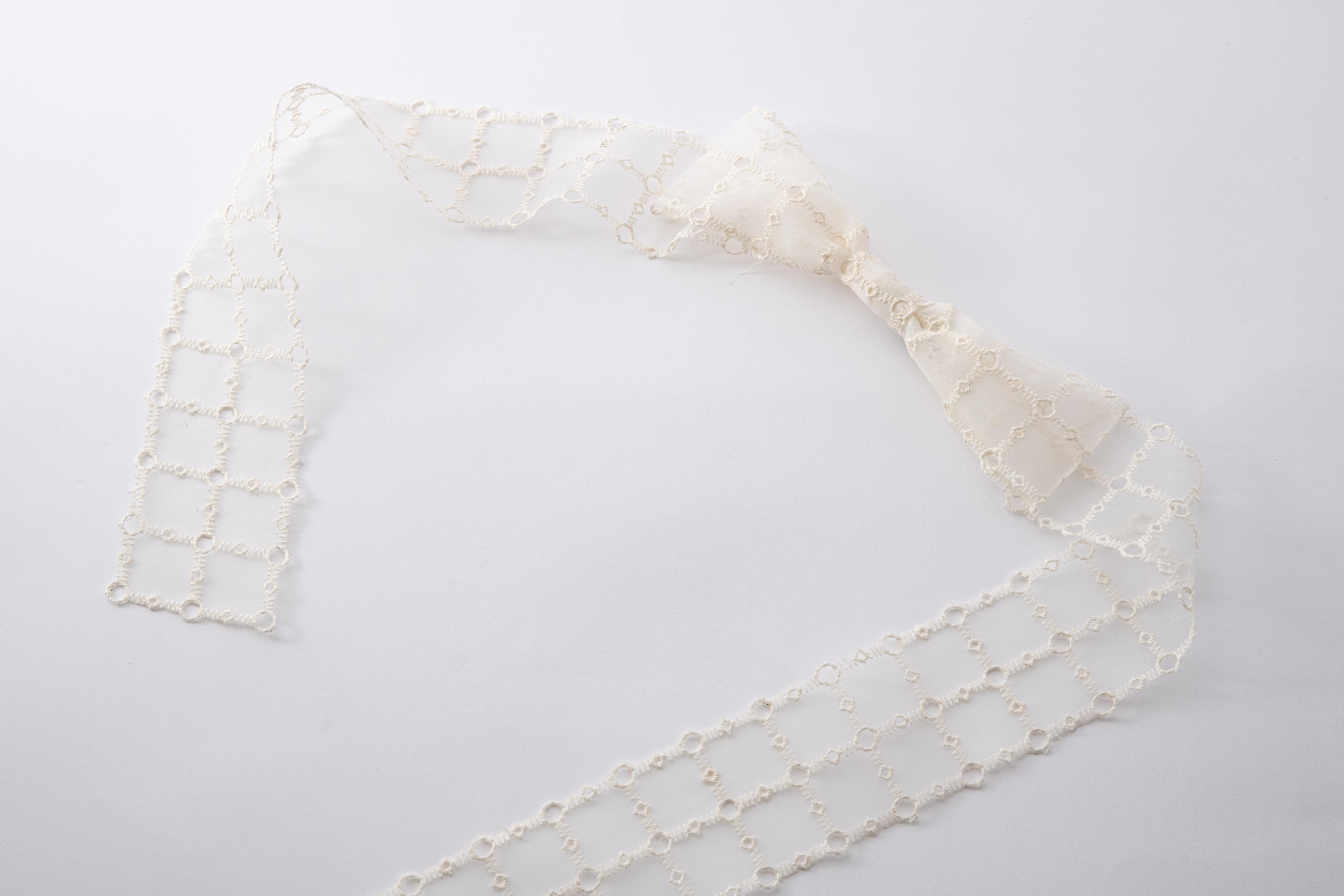 レースリボンブローチMedium（そよそよ002-BLC）そよそよシリーズ